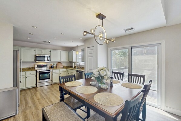 Dining - Private Pool: Quiet Family Home in Savannah (Savannah)