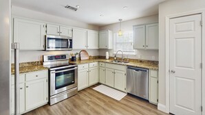 Cafetera/tetera, refrigerador, microondas, placa de cocina