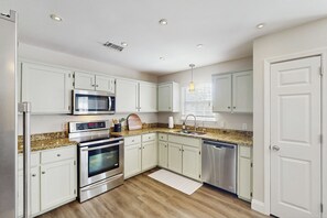 Fridge, microwave, stovetop, dishwasher - Private Pool: Quiet Family Home in Savannah (Savannah)