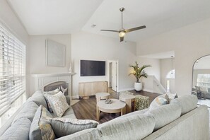 TV - Private Pool: Quiet Family Home in Savannah (Savannah)