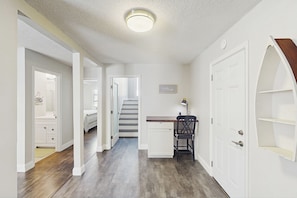 4 bedrooms, iron/ironing board, travel cot, Internet - Private Pool: Quiet Family Home in Savannah (Savannah)