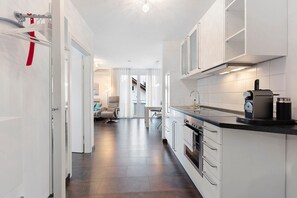 Réfrigérateur, four, plaque de cuisson, cafetière/bouilloire