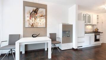 Frigorífico, horno, placa de cocina y cafetera o tetera