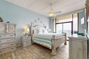 Escritorio, tabla de planchar con plancha, internet y ropa de cama 