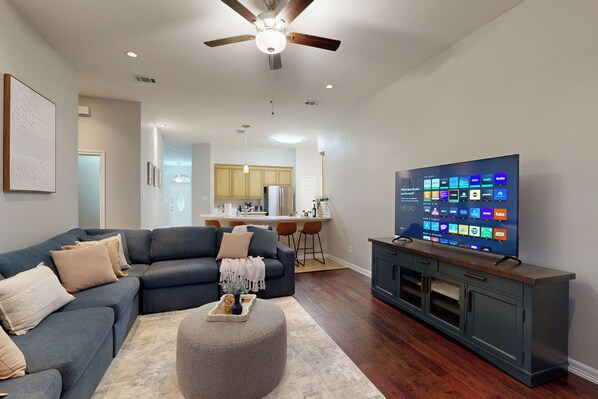 Televisio, takka, pöytätennispöytä