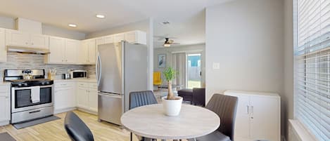 Kjøleskap, mikrobølgeovn, kokeplater og oppvaskmaskin