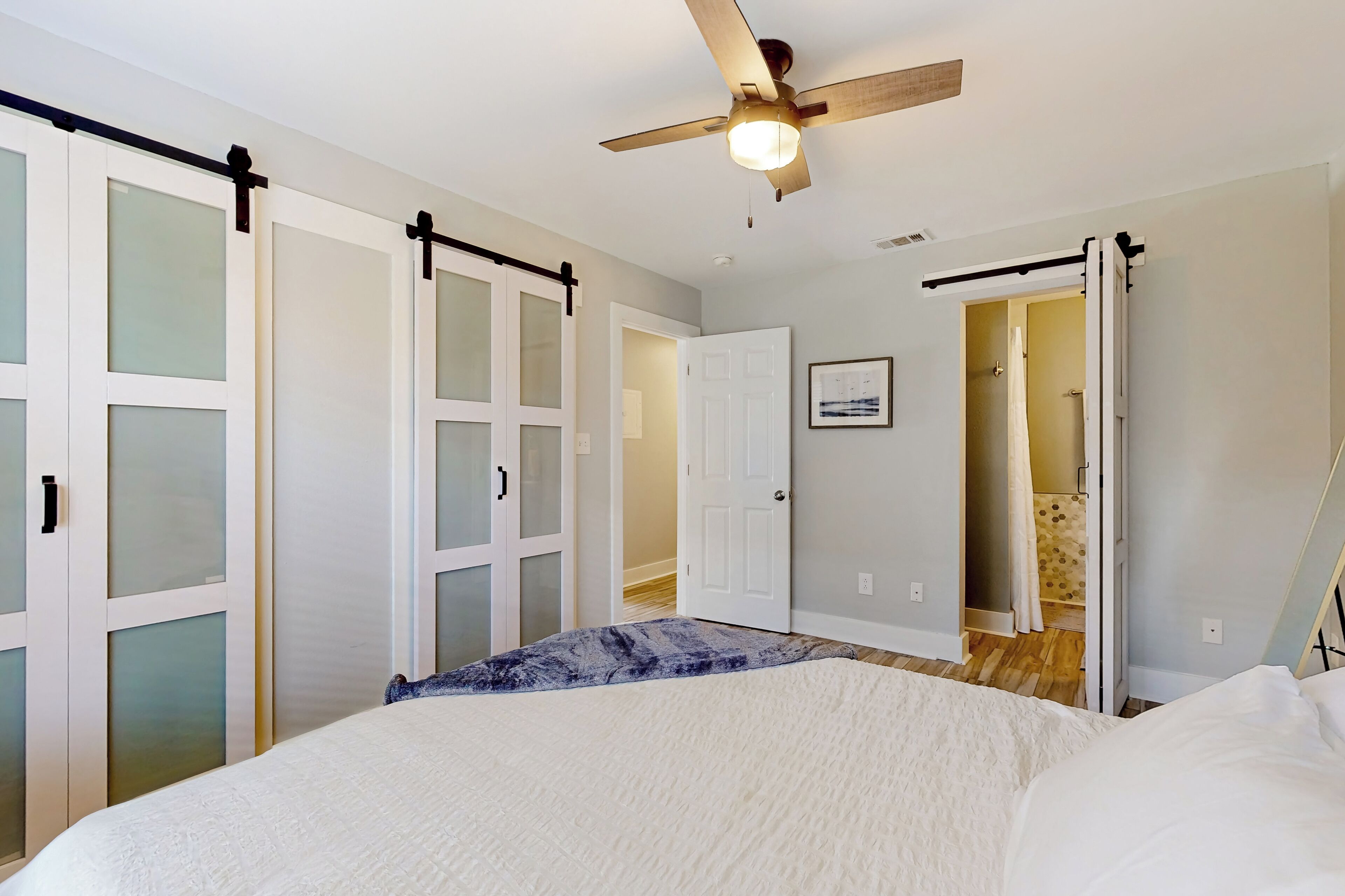 3 bedrooms, internet, bed sheets, wheelchair access