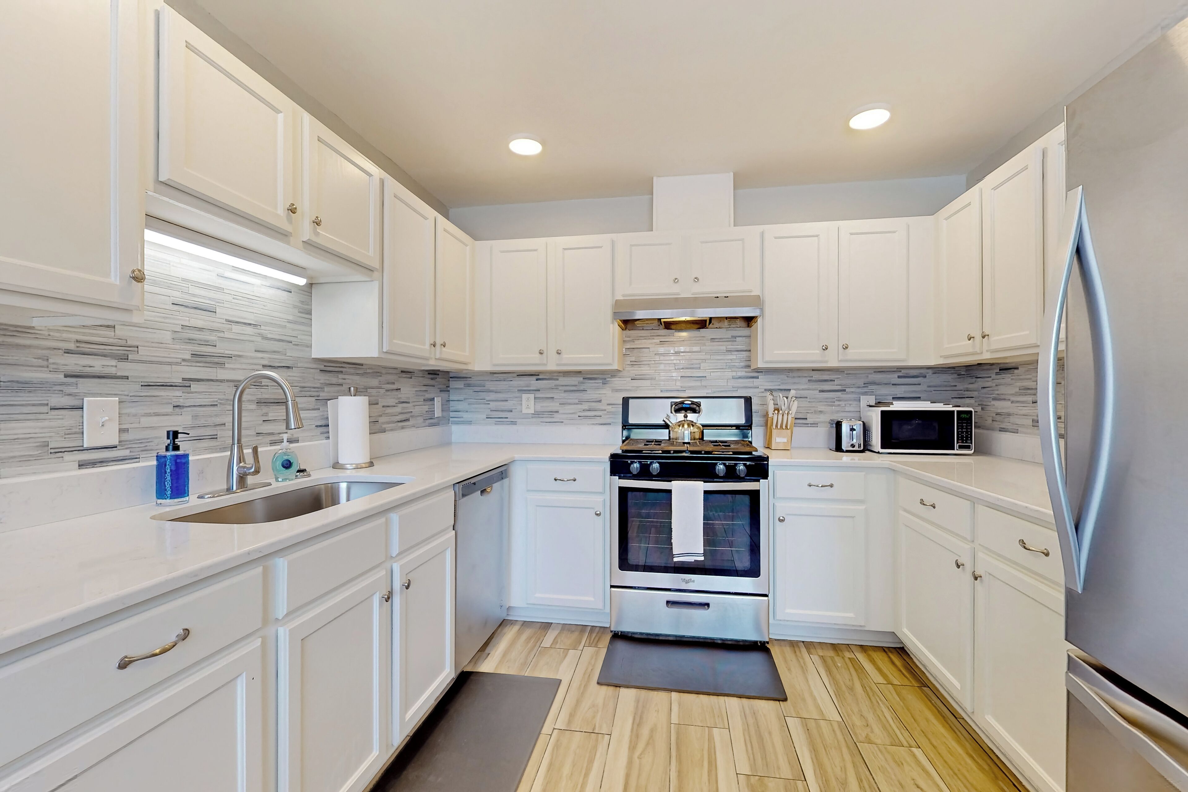 Fridge, microwave, stovetop, dishwasher