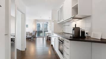 Fridge, oven, stovetop, coffee/tea maker