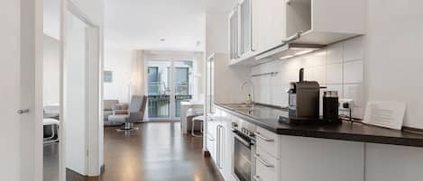 Fridge, oven, stovetop, coffee/tea maker