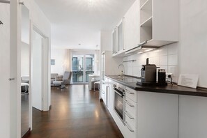 Kühlschrank, Ofen, Herdplatte, Wasserkocher mit Kaffee-/Teezubehör