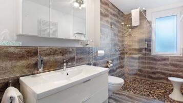 Shower, hair dryer, towels