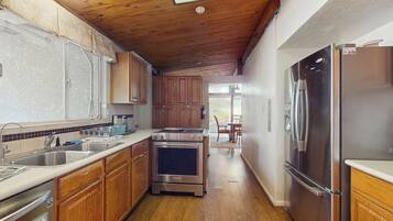 Coffee/tea maker, fridge, microwave, stovetop