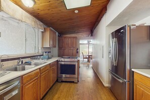 Réfrigérateur, four à micro-ondes, surface de cuisson, lave-vaisselle