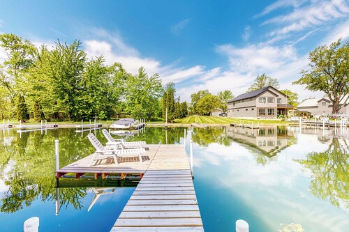 The Boat House w/ Dock: Enjoy Lake Life!