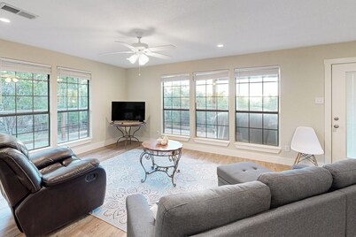 3BR Private Home w/ Hill Country Views & Patio