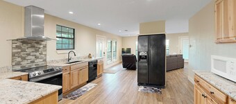 Hill Country Views & Patio: Private Home