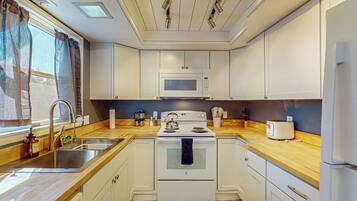 Réfrigérateur, micro-ondes, plaque de cuisson, lave-vaisselle