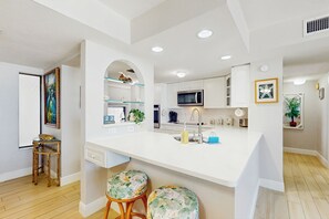 Kylskåp, mikrovågsugn, spishäll och diskmaskin
