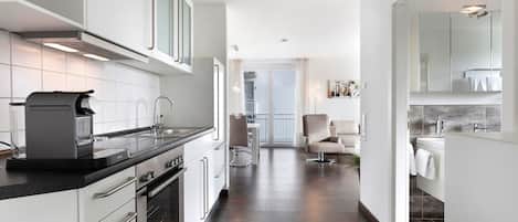 Fridge, oven, stovetop, coffee/tea maker