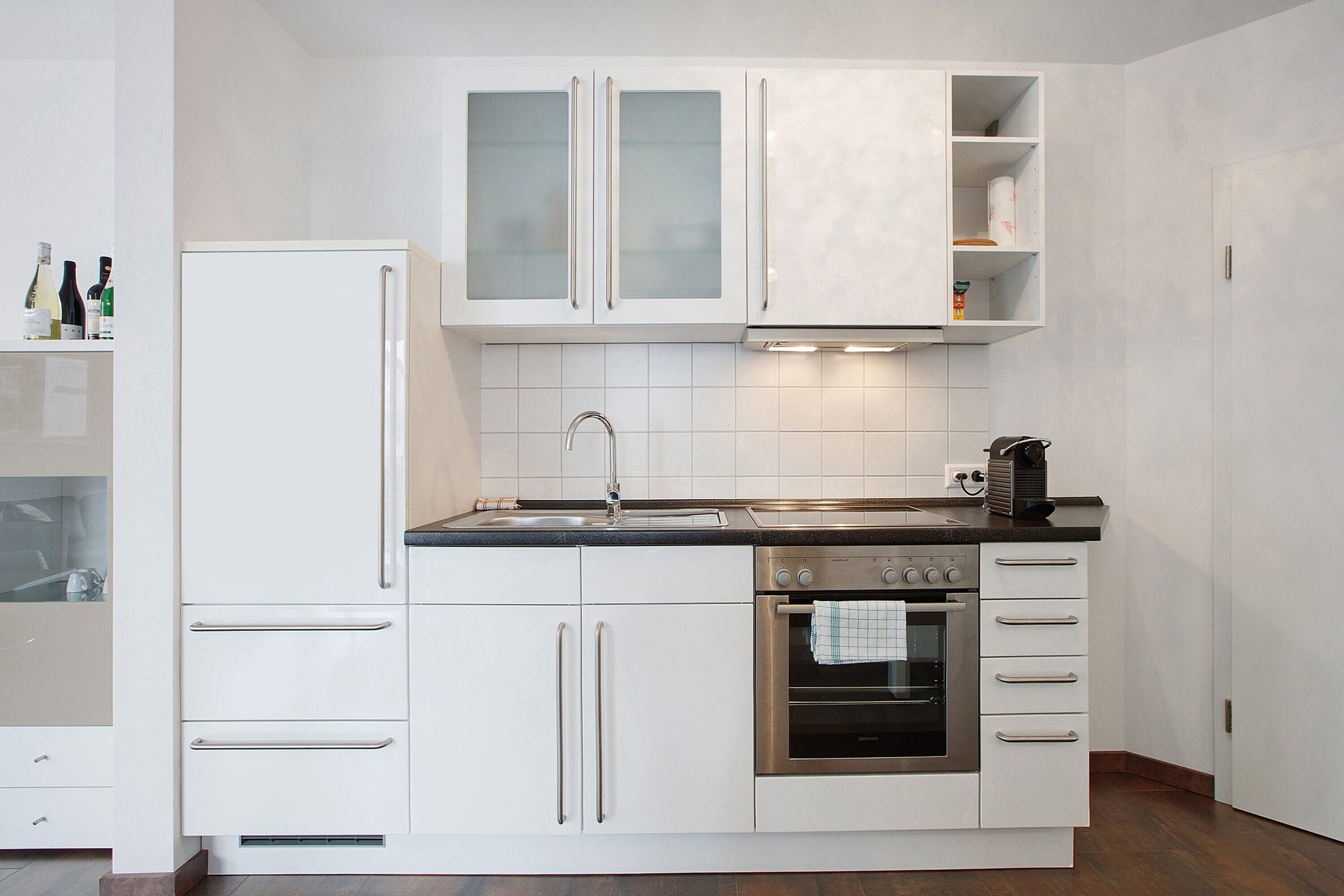 Een koelkast, een oven, een kookplaat, een koffiezetapparaat/waterkoker