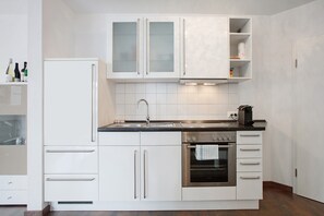 Fridge, oven, stovetop, coffee/tea maker - Apartment 4-04 in Bad Bellingen with Wi-Fi and Outdoor Area (Bad Bellingen)