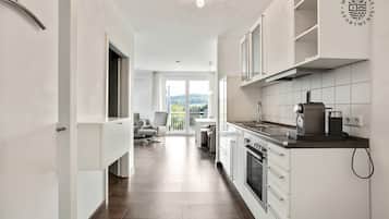 Fridge, oven, stovetop, coffee/tea maker