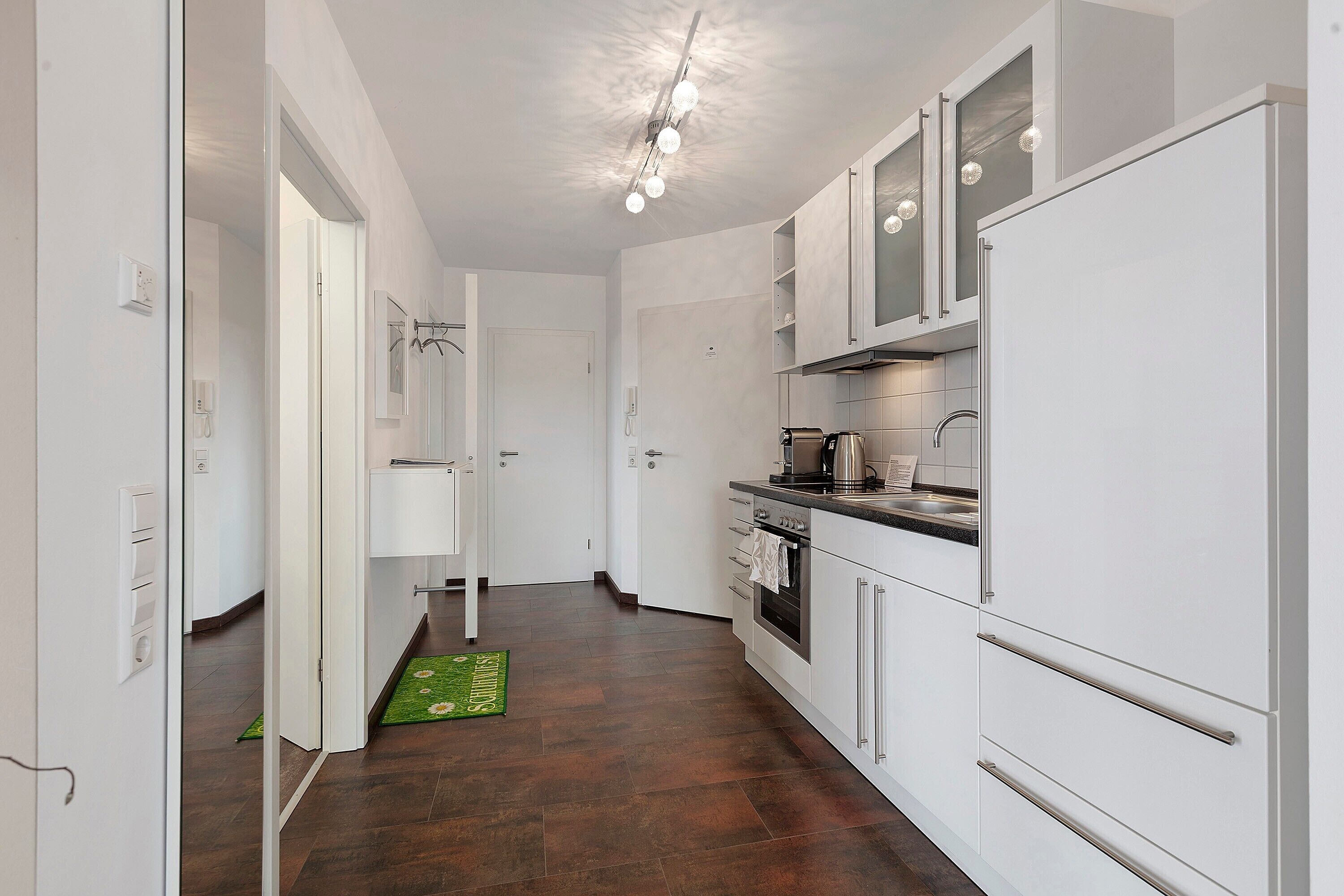 Kühlschrank, Ofen, Herdplatte, Wasserkocher mit Kaffee-/Teezubehör