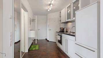 Kühlschrank, Ofen, Herdplatte, Wasserkocher mit Kaffee-/Teezubehör