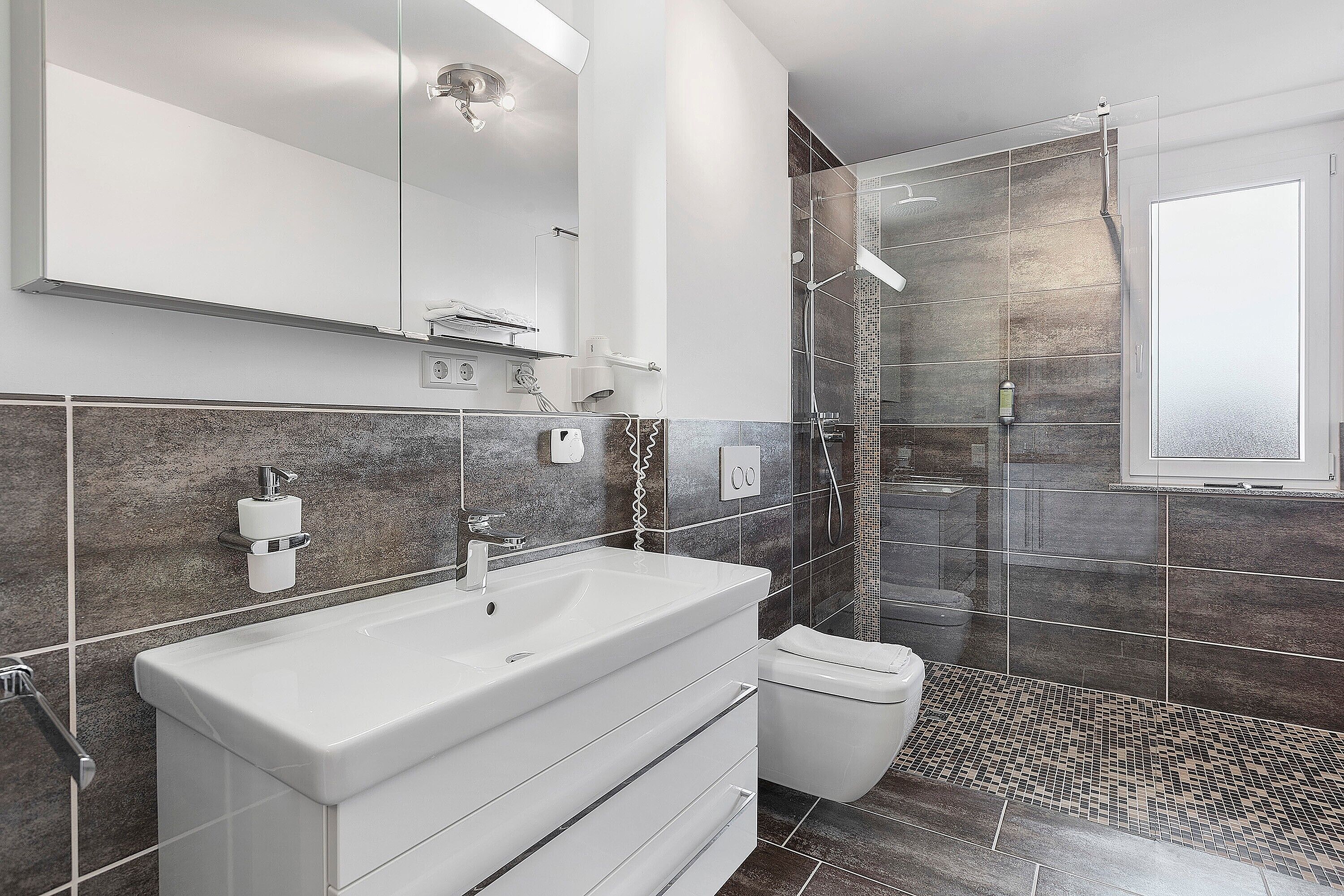 Shower, hair dryer, towels