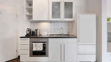 Fridge, oven, stovetop, coffee/tea maker