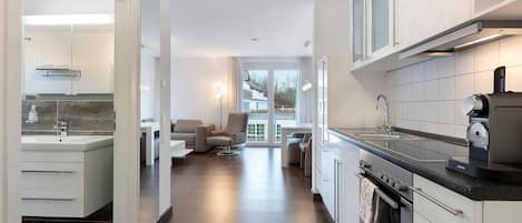 Kühlschrank, Ofen, Herdplatte, Wasserkocher mit Kaffee-/Teezubehör