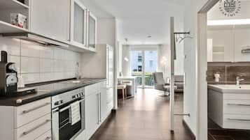 Fridge, oven, stovetop, coffee/tea maker