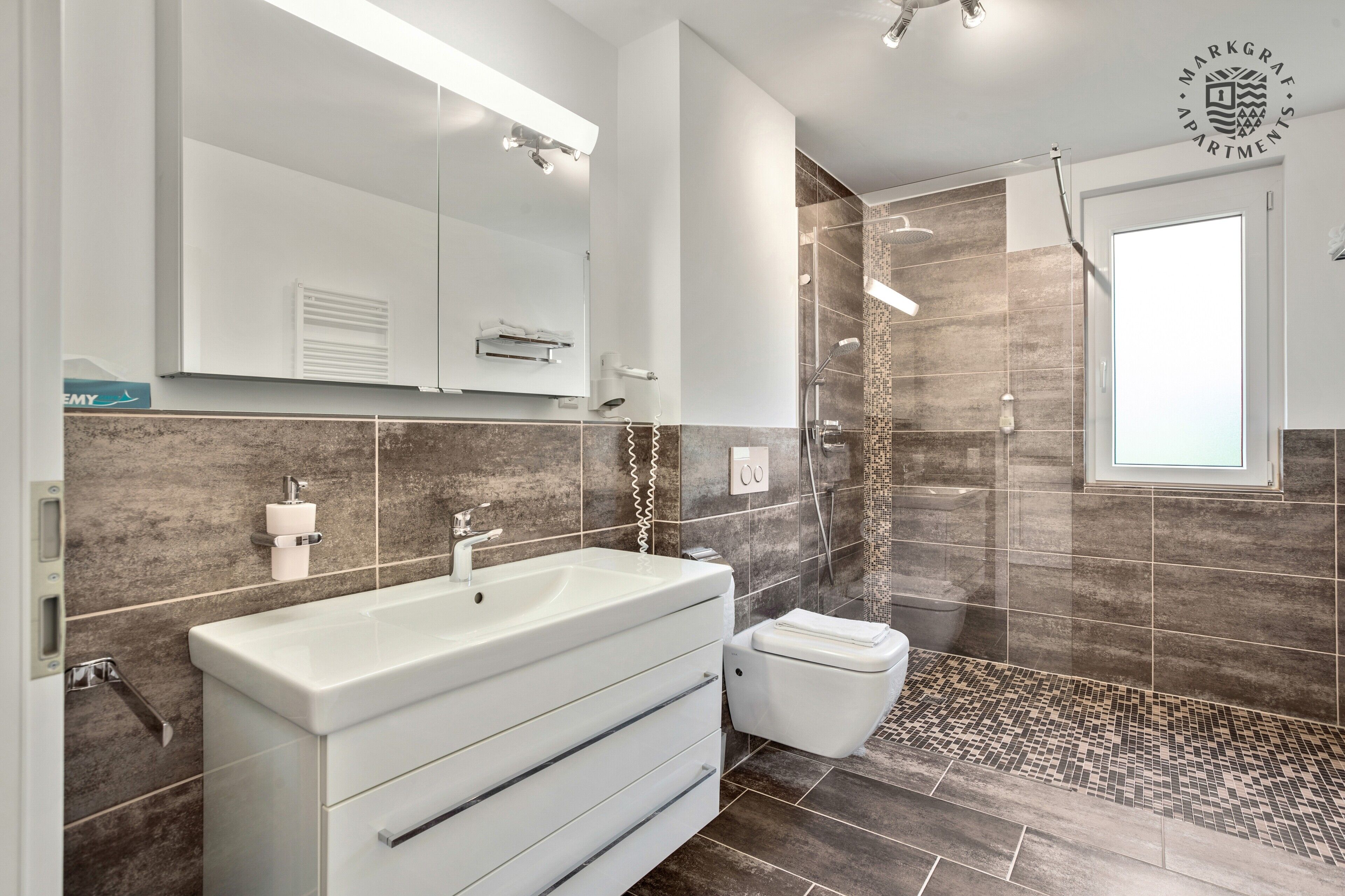 Dusche, Haartrockner, Handtücher