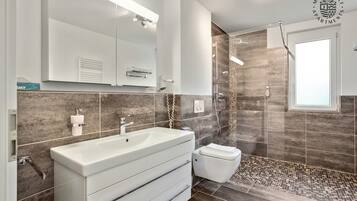 Dusche, Haartrockner, Handtücher