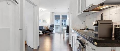 Fridge, oven, stovetop, coffee/tea maker