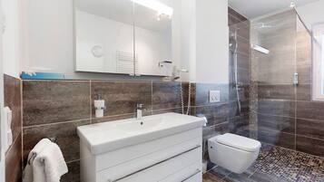 Dusche, Haartrockner, Handtücher