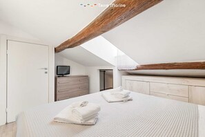 1 slaapkamer, een strijkplank/strijkijzer