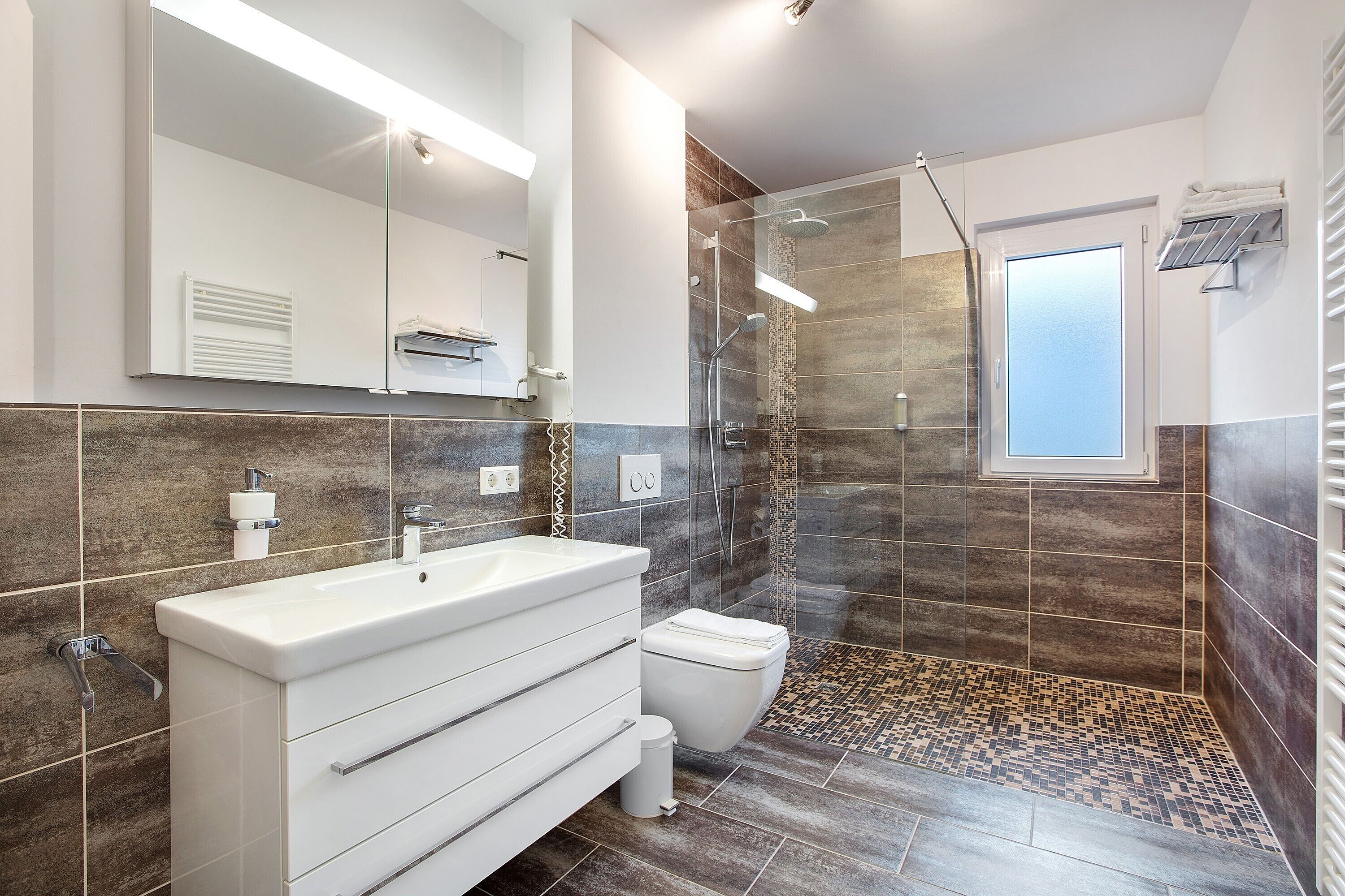 Shower, hair dryer, towels