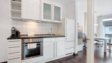 Frigorífico, horno, placa de cocina y cafetera o tetera