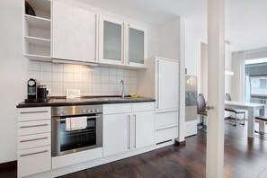 Fridge, oven, stovetop, coffee/tea maker - Apartment '2-11 Bike and Vine' with Wi-Fi and Outdoor Area (Bad Bellingen)