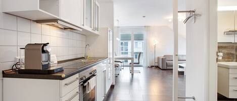 Fridge, oven, stovetop, coffee/tea maker