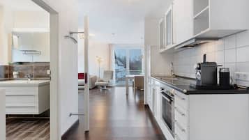 Frigorífico, horno, placa de cocina y cafetera o tetera