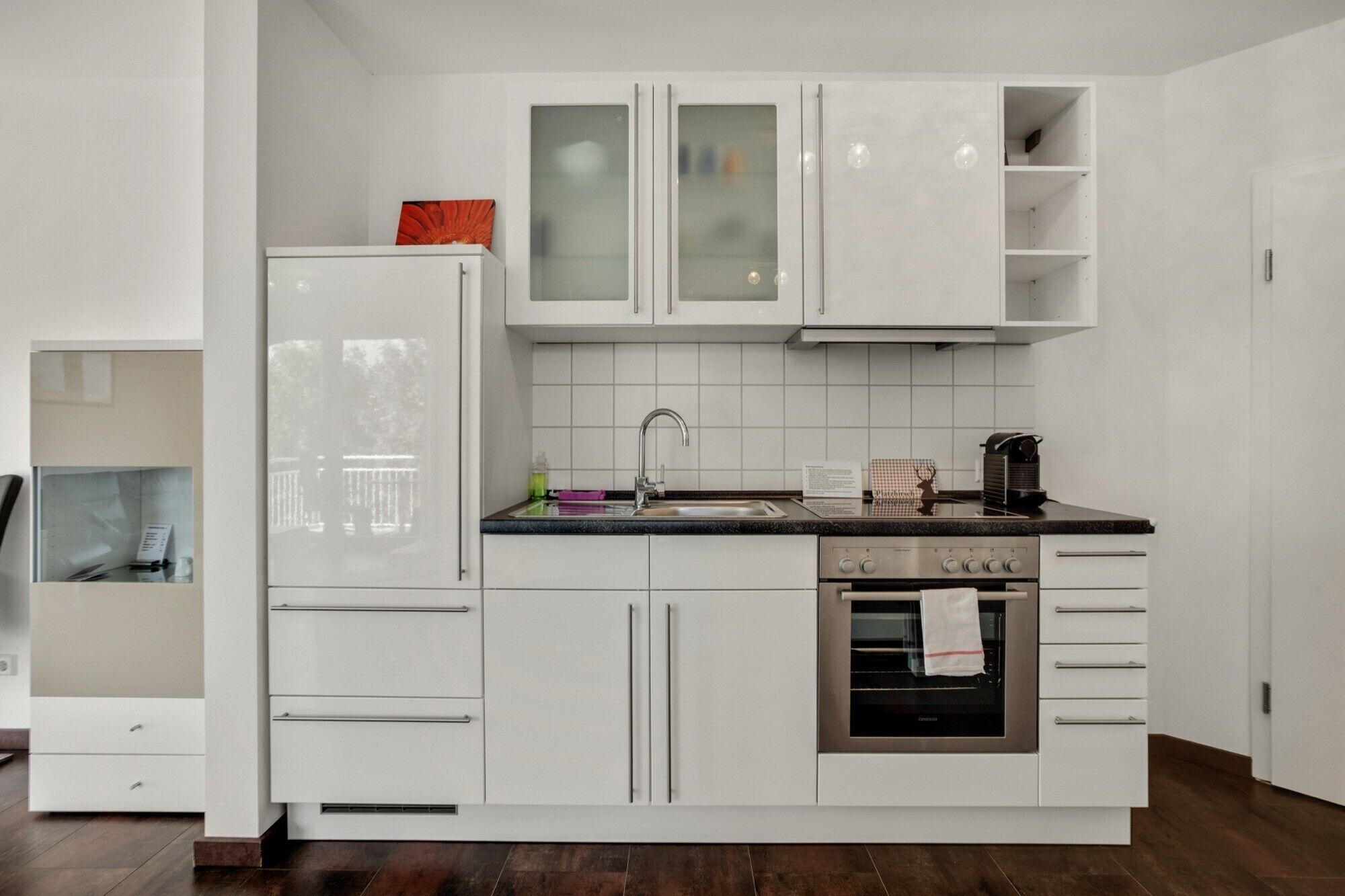 Kühlschrank, Ofen, Herdplatte, Wasserkocher mit Kaffee-/Teezubehör