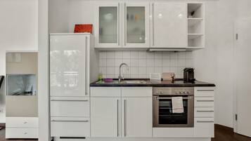 Kühlschrank, Ofen, Herdplatte, Wasserkocher mit Kaffee-/Teezubehör