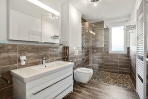 Shower, hair dryer, towels - Apartment 2-08 Baden Bike Base with Wi-Fi and Outdoor Area (Bad Bellingen)