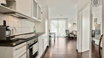 Frigorífico, horno, placa de cocina y cafetera o tetera