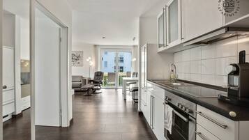 Fridge, oven, stovetop, coffee/tea maker