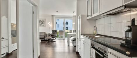 Fridge, oven, stovetop, coffee/tea maker