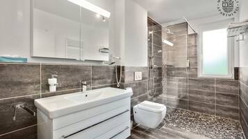 Dusche, Haartrockner, Handtücher